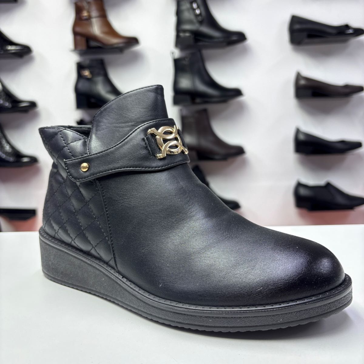 Ghete dama negre din piele ecologica, cu bareta si accesoriu auriu, vedere laterala
