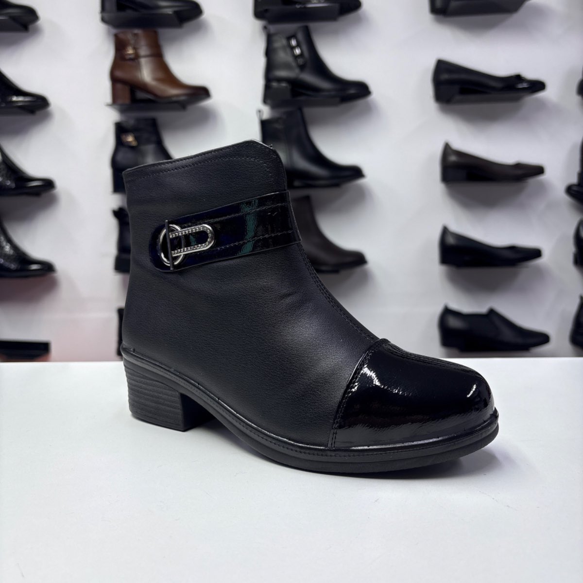 Ghete dama negre cu banda decorativa si catarama argintie, vedere laterala