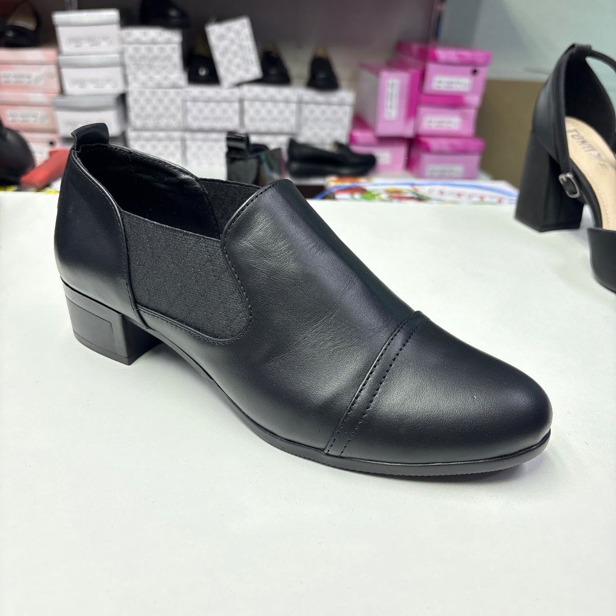Pantof dama negru din piele, fara siret, cu elastic lateral si toc scund