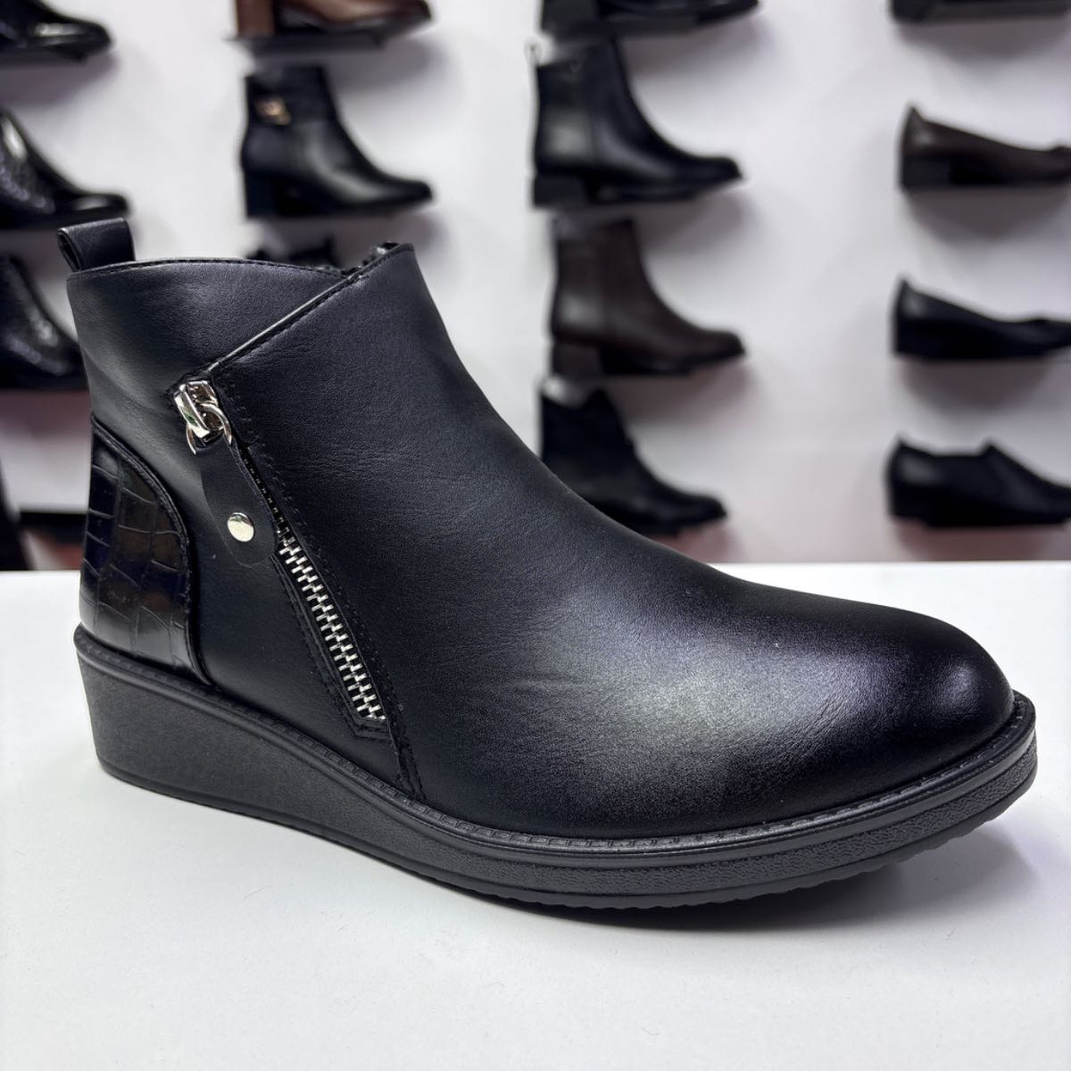 Ghete dama negre cu fermoar lateral si catarama decorativa, profil