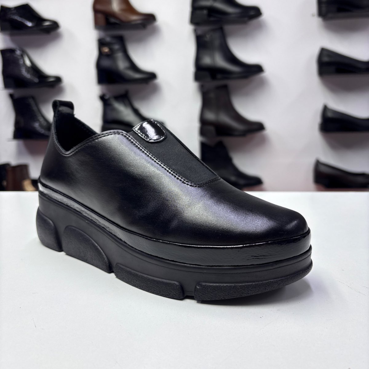 Pantofi dama negri din piele naturala cu talpa groasa de 5 cm, vedere din lateral