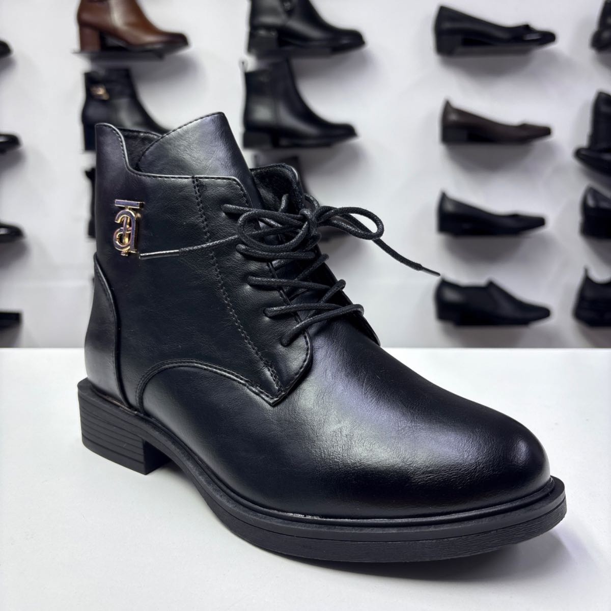 Ghete dama negre cu siret si bareta metalica decorativa, vedere din lateral